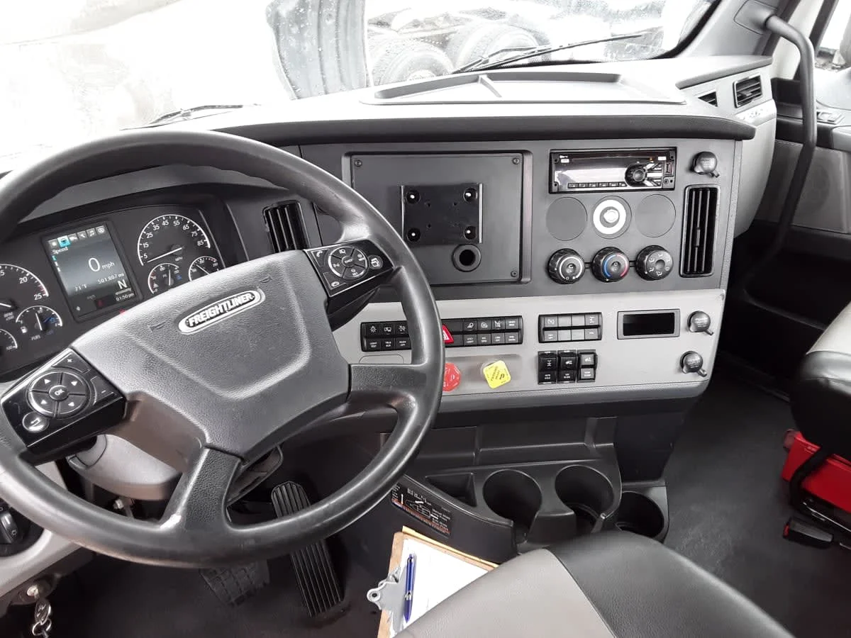 2021 Freightliner Cascadia - image 7