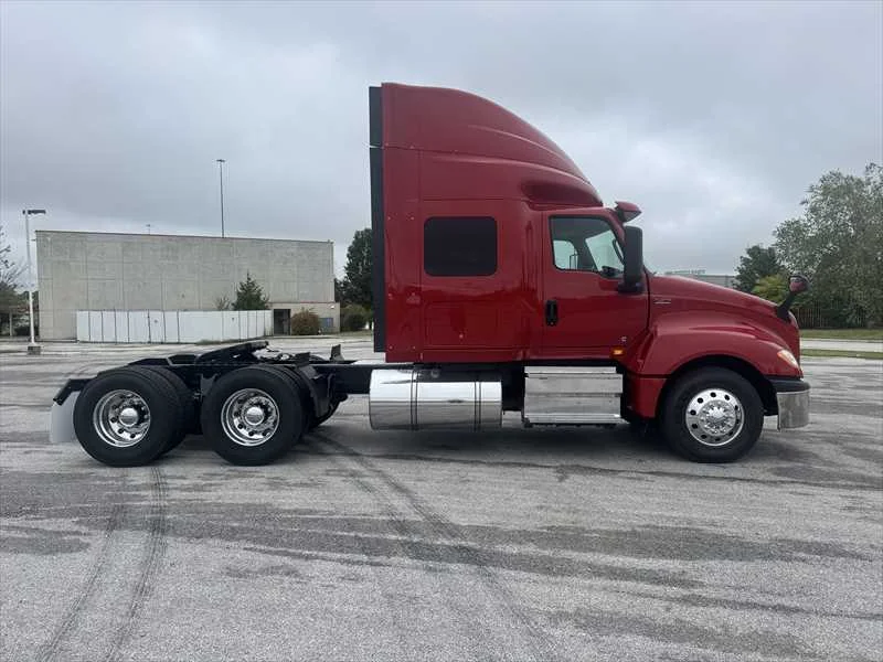 2021 International LT - image 4