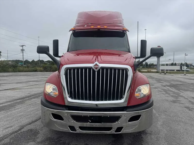 2021 International LT - image 6