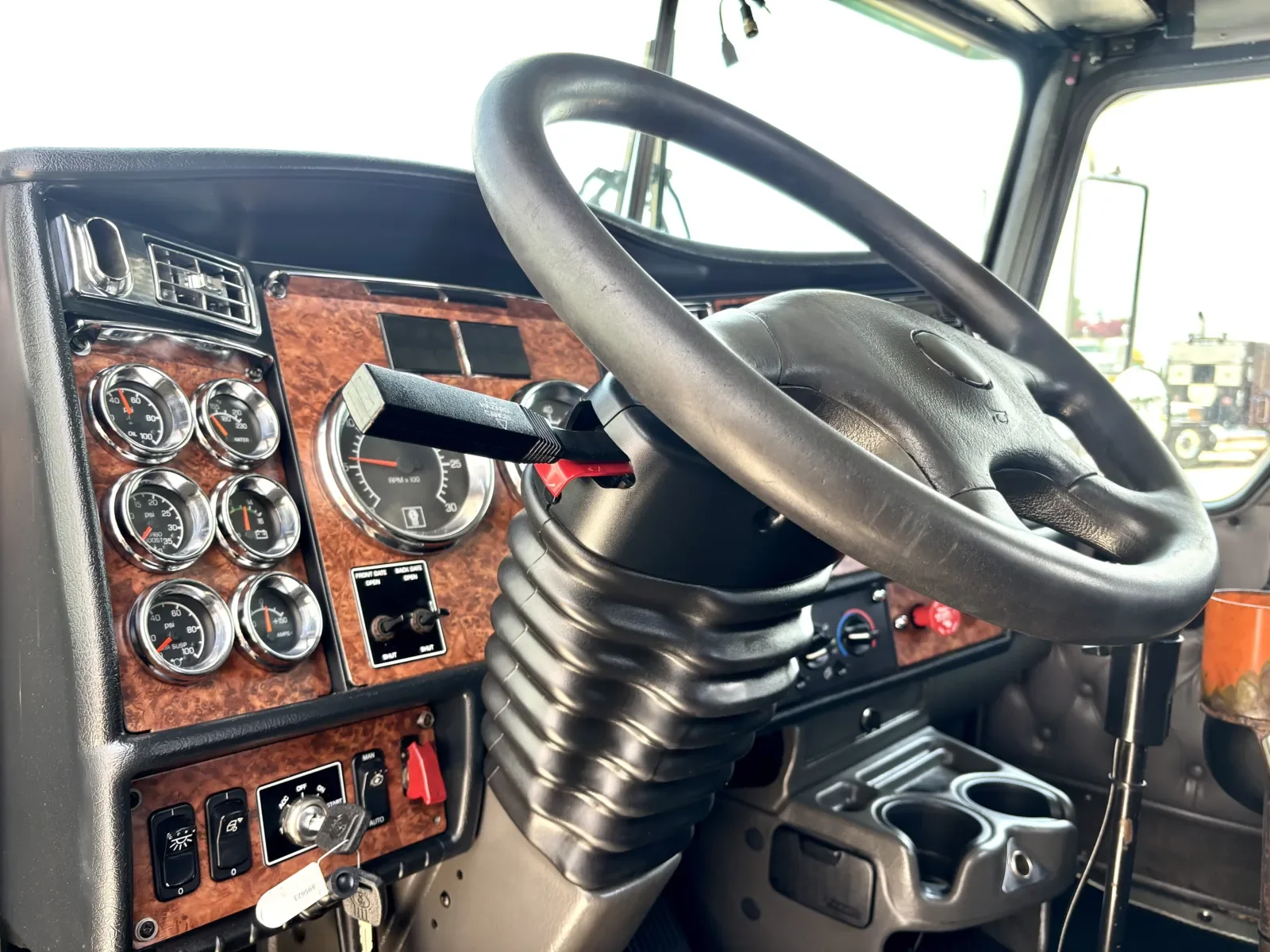 2003 Kenworth W900 - image 15