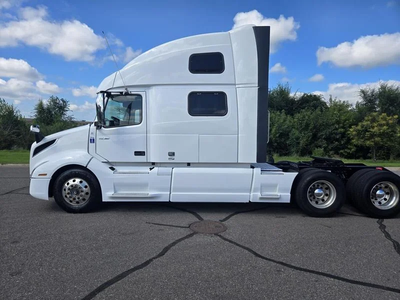 2020 Volvo VNL 860 - image 2
