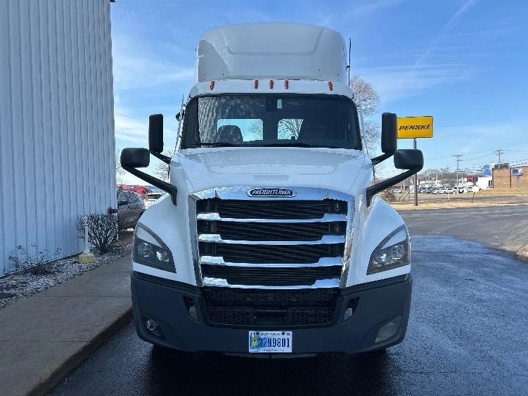 2021 Freightliner Cascadia in Milwaukee, WI — photo 2