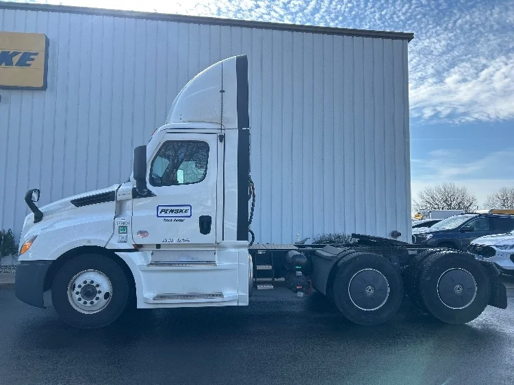 2021 Freightliner Cascadia in Milwaukee, WI — photo 4
