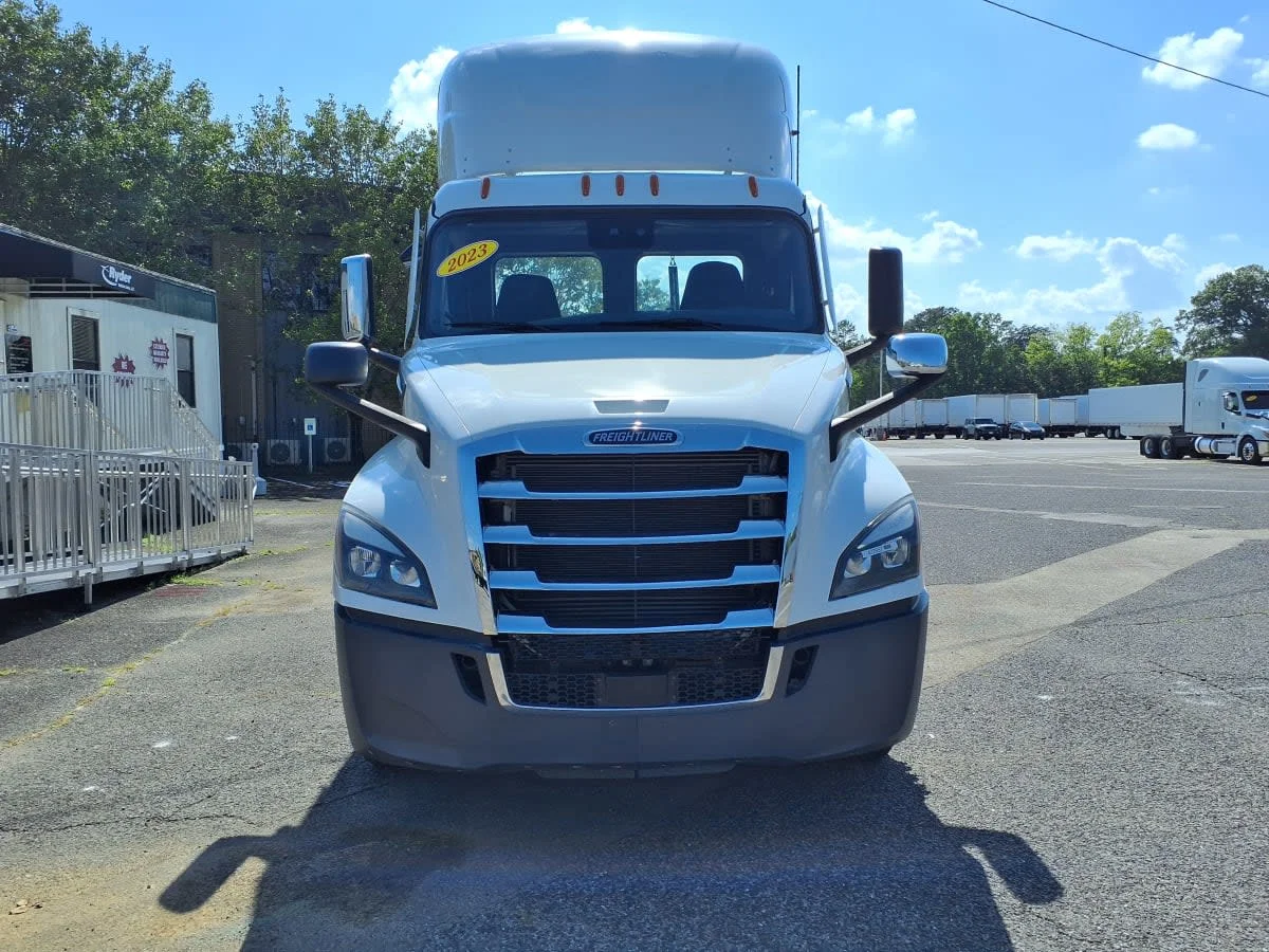 2023 Freightliner Cascadia in Knoxville, TN — photo 2