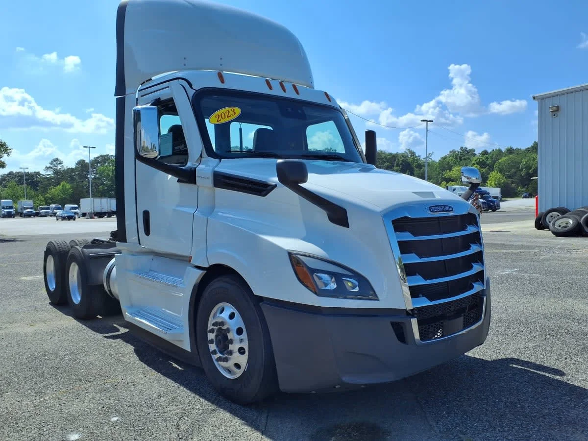 2023 Freightliner Cascadia in Knoxville, TN — photo 3