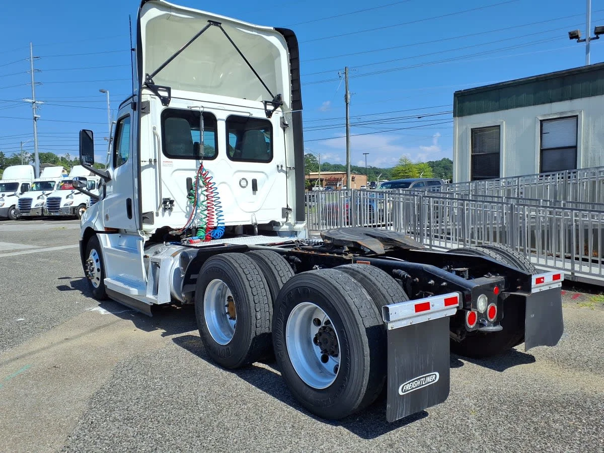 2023 Freightliner Cascadia in Knoxville, TN — photo 6