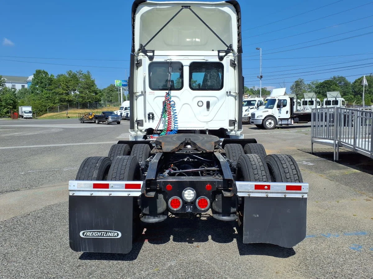 2023 Freightliner Cascadia in Knoxville, TN — photo 5