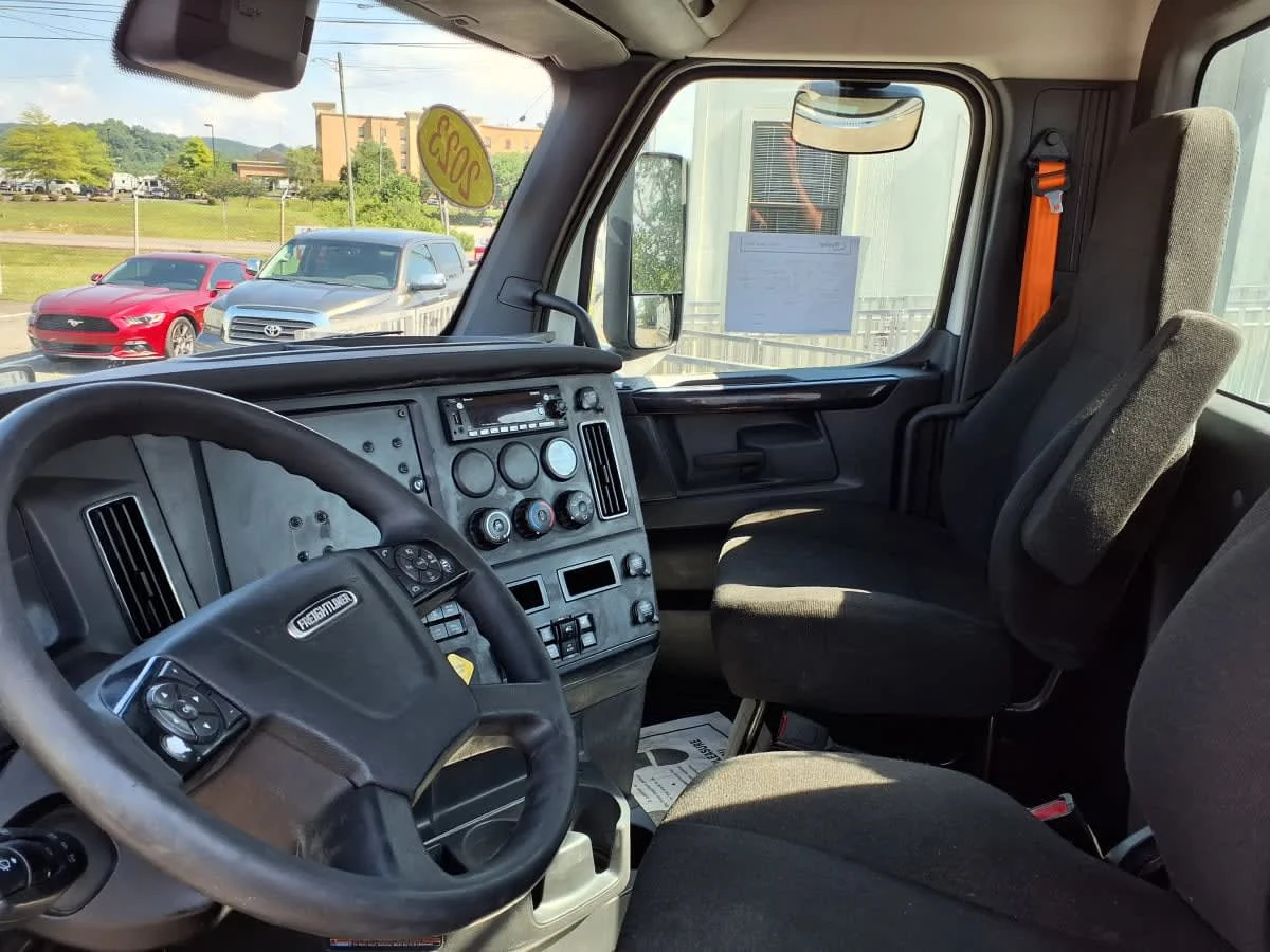 2023 Freightliner Cascadia in Knoxville, TN — photo 7