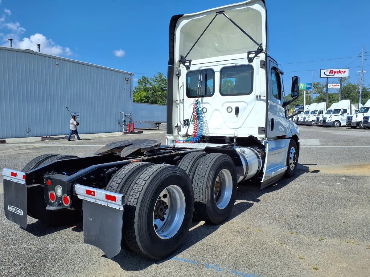 2023 Freightliner Cascadia in Knoxville, TN — photo 4