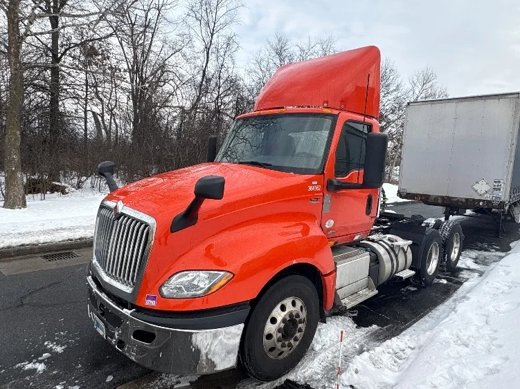 2021 International LT - image 3