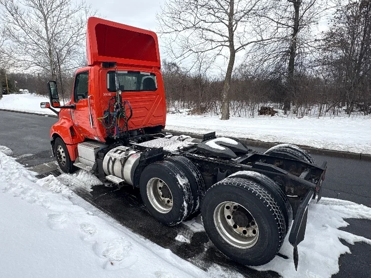 2021 International LT - image 5