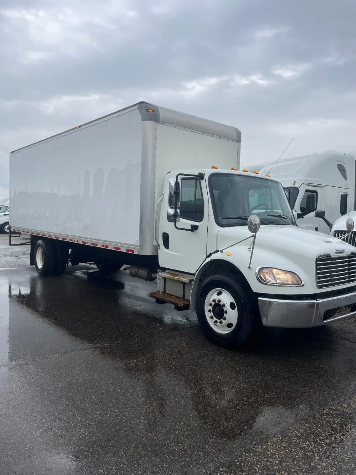 2020 Freightliner M2 106 in Minneapolis, MN — photo 3