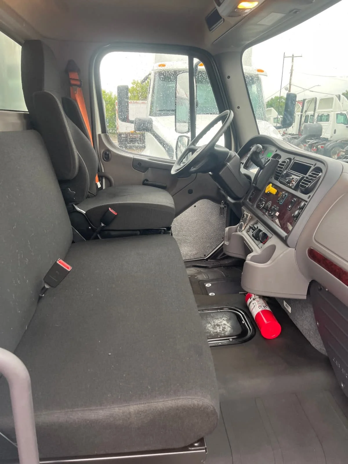2020 Freightliner M2 106 in Minneapolis, MN — photo 12