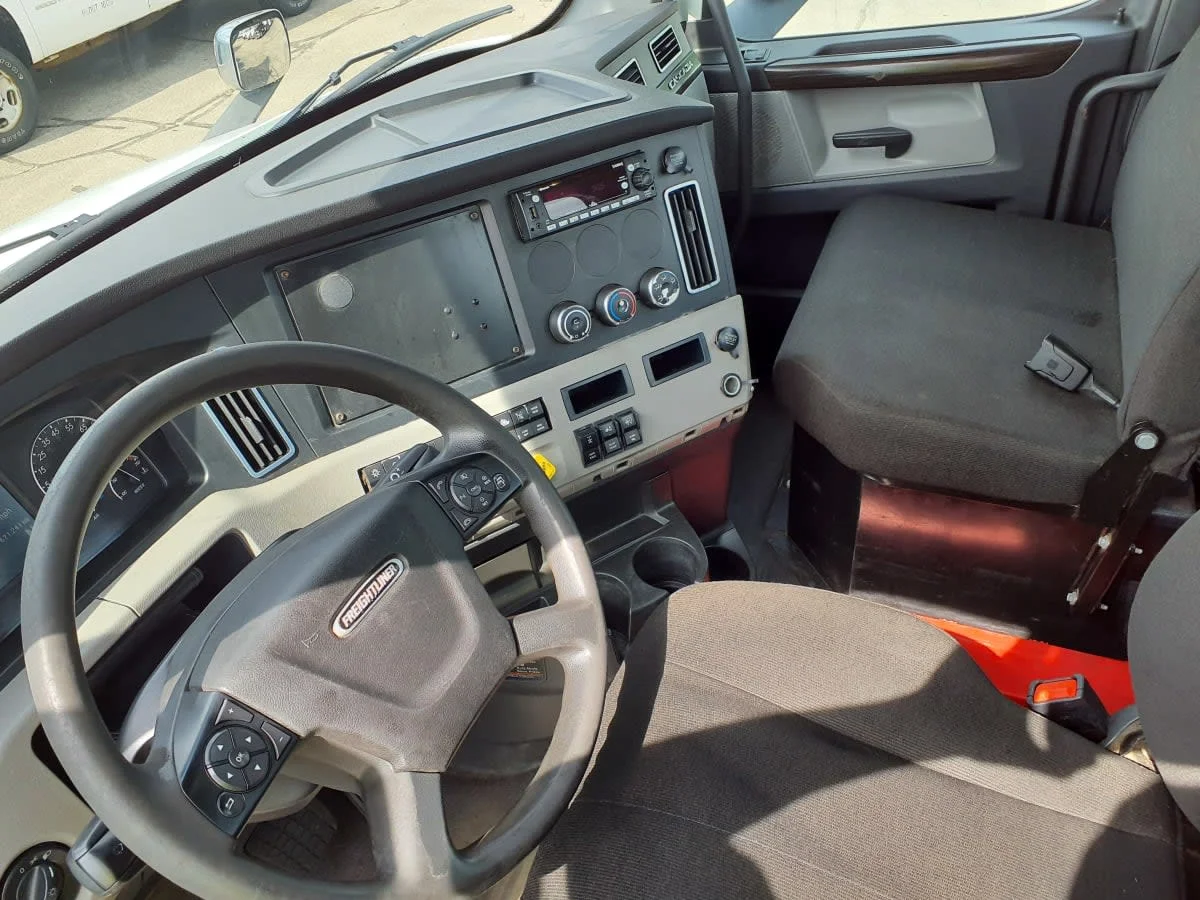2020 Freightliner Cascadia in Oak Creek, WI — photo 7