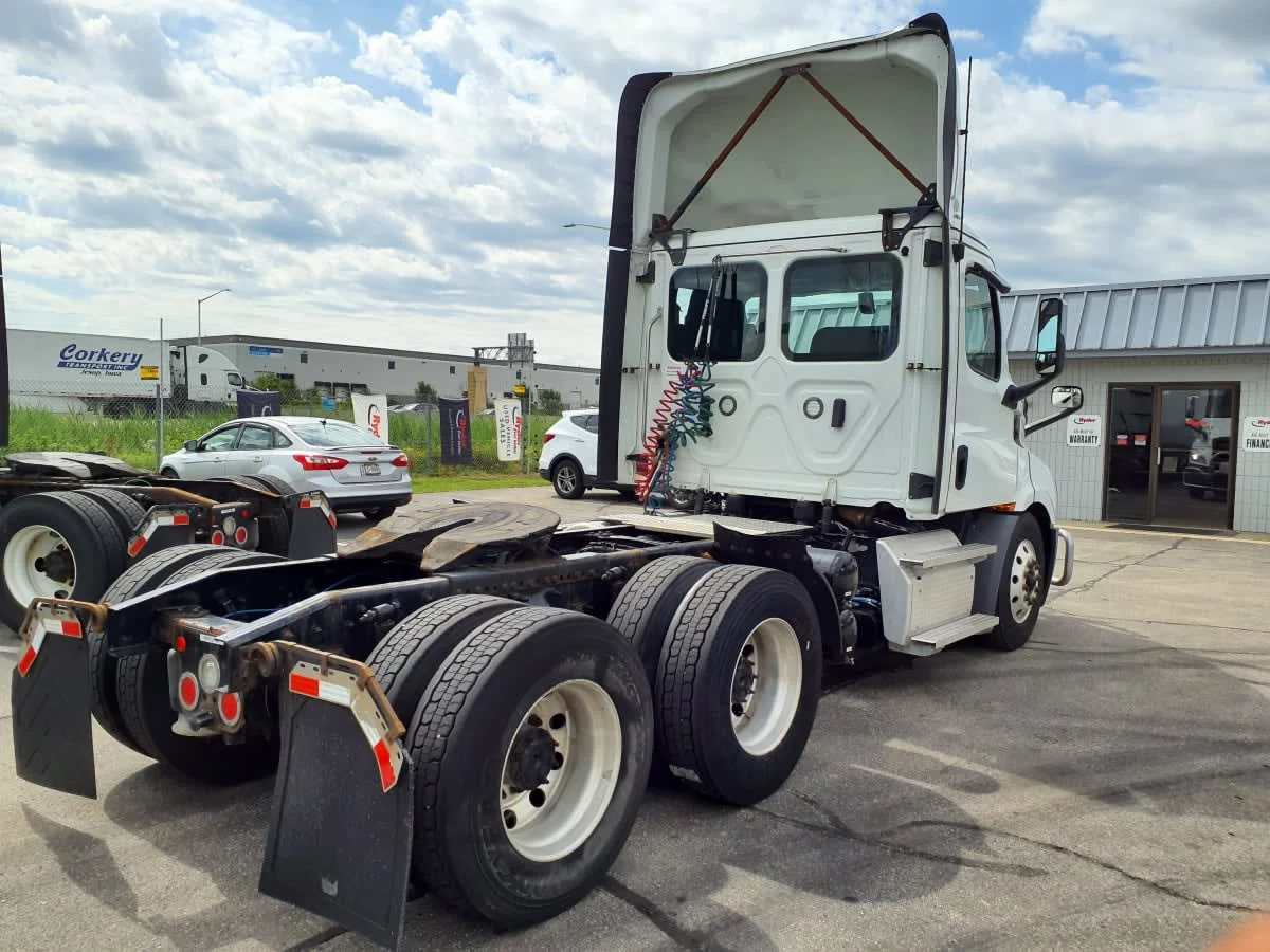 2020 Freightliner Cascadia in Oak Creek, WI — photo 4
