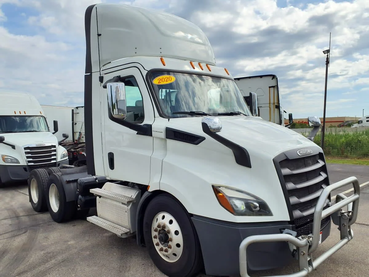 2020 Freightliner Cascadia in Oak Creek, WI — photo 3