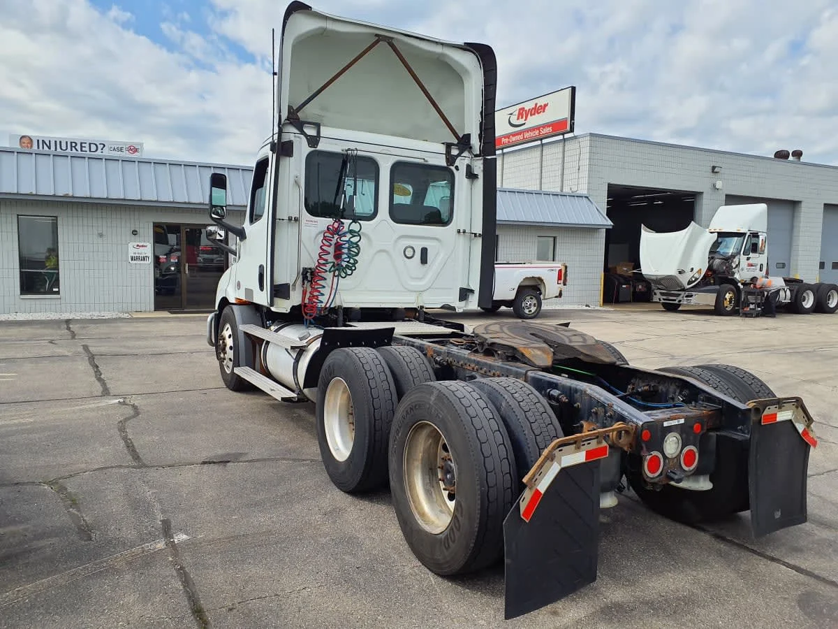 2020 Freightliner Cascadia in Oak Creek, WI — photo 6