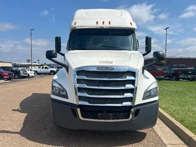 2020 Freightliner Cascadia in Jackson, MS — photo 2