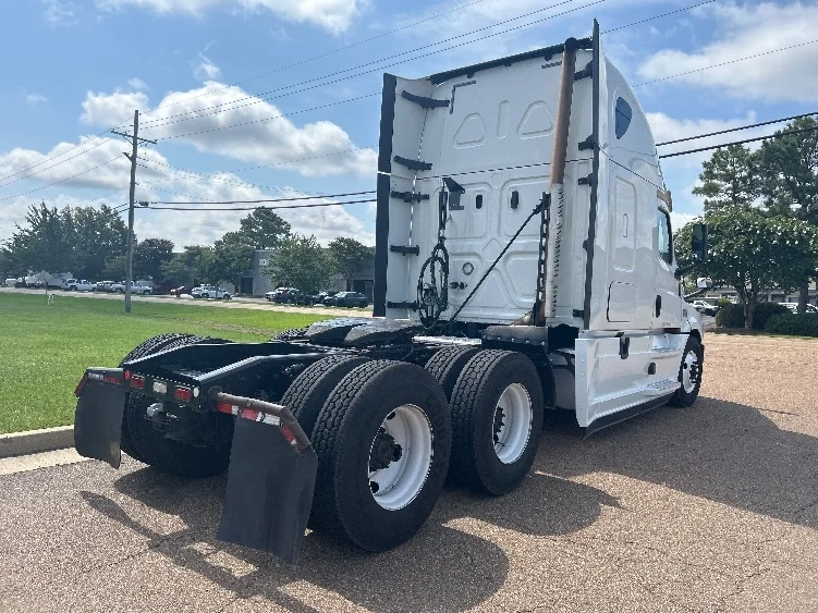 2020 Freightliner Cascadia in Jackson, MS — photo 7