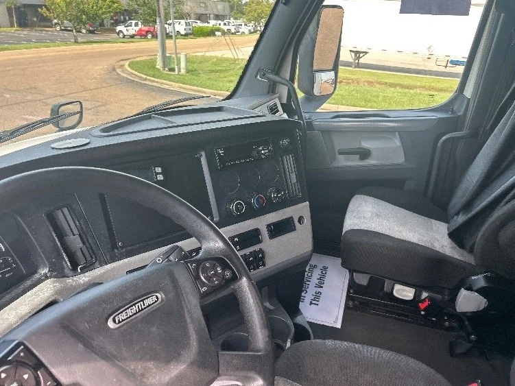 2020 Freightliner Cascadia in Jackson, MS — photo 10