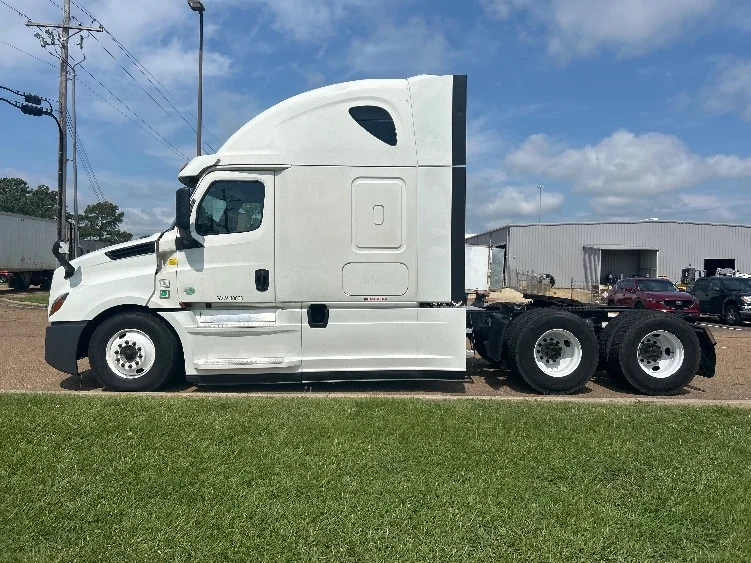 2020 Freightliner Cascadia in Jackson, MS — photo 4