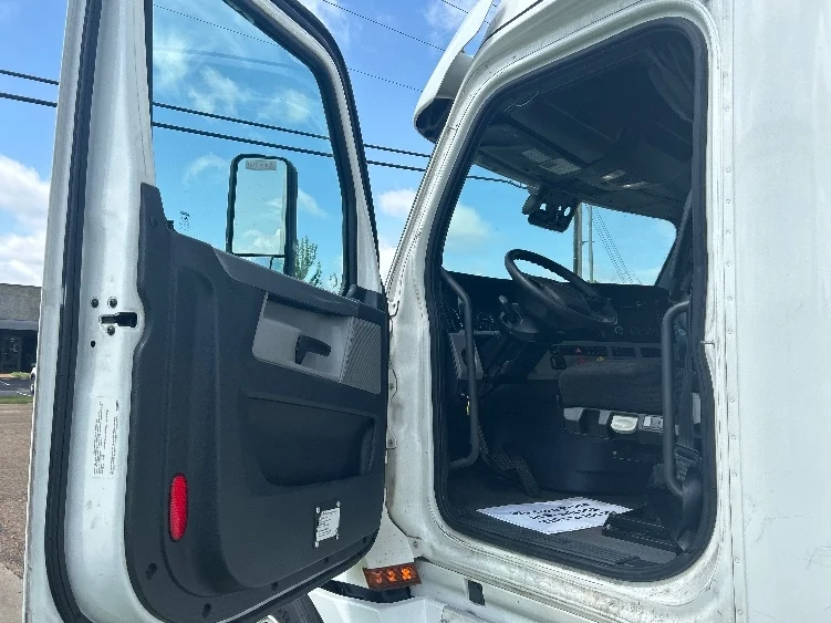 2020 Freightliner Cascadia in Jackson, MS — photo 9