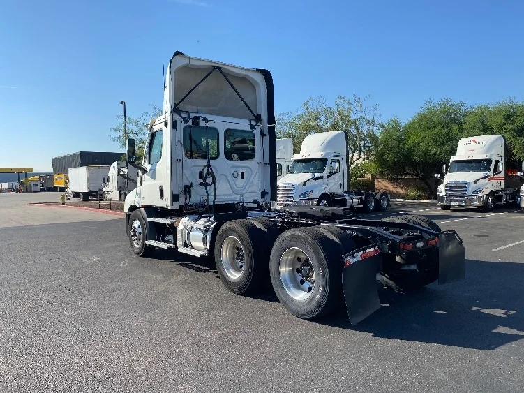 2021 Freightliner Cascadia in Phoenix, AZ — photo 5