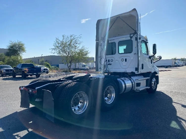 2021 Freightliner Cascadia in Phoenix, AZ — photo 7