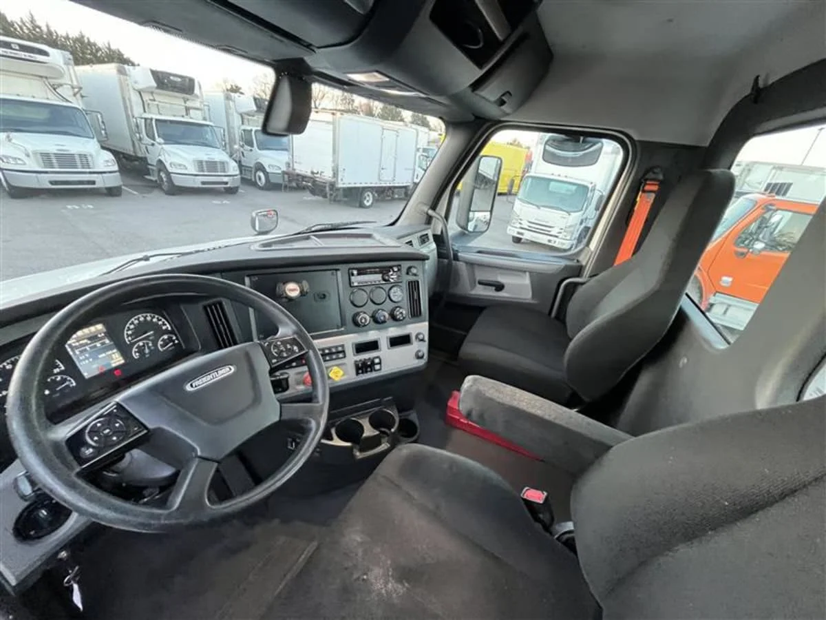 2019 Freightliner Cascadia in Beltsville, MD — photo 7