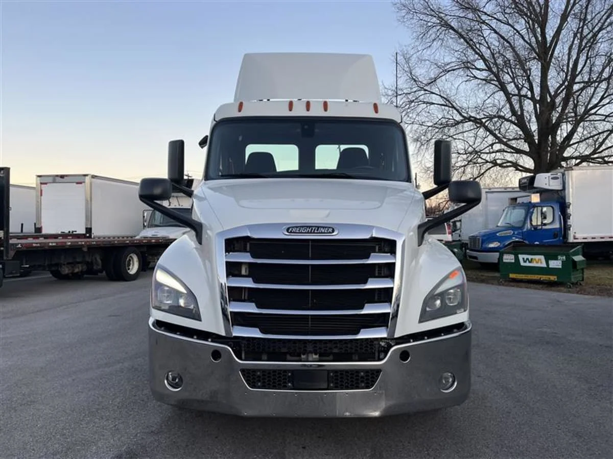 2019 Freightliner Cascadia in Beltsville, MD — photo 2