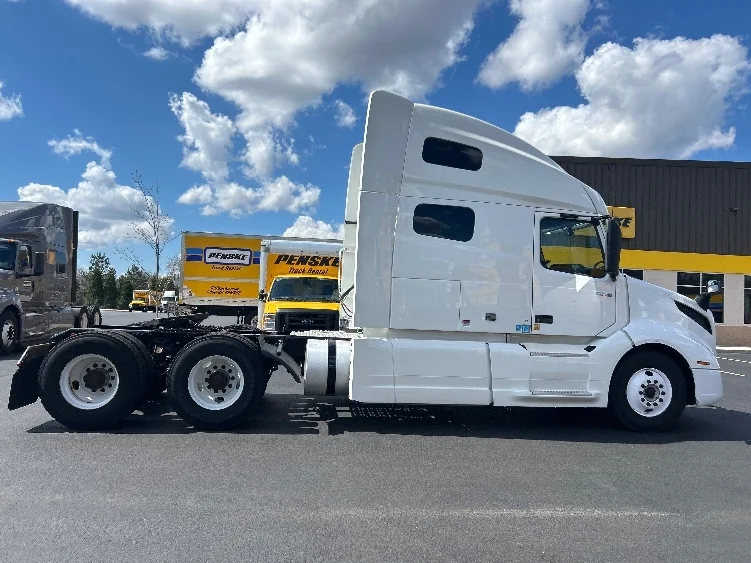 2019 Volvo VNL 760 - image 8
