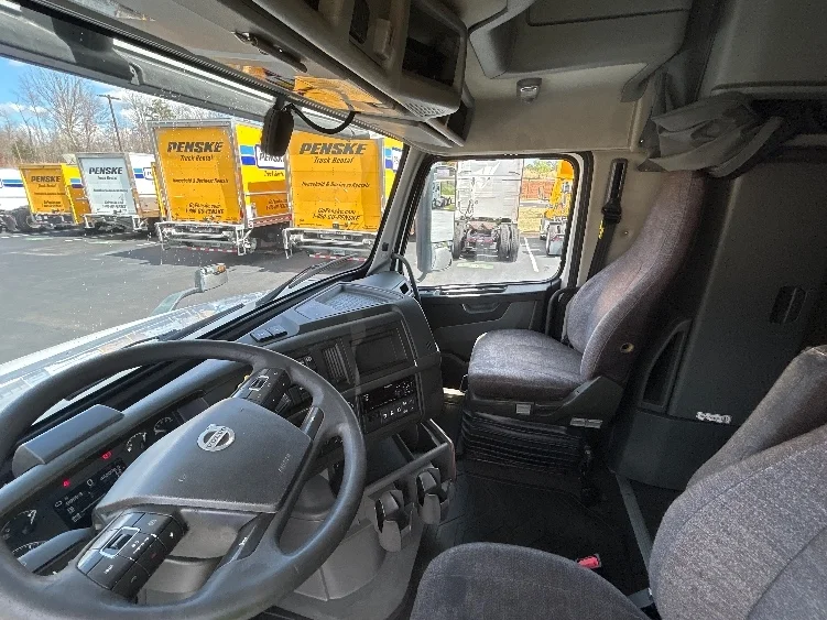 2019 Volvo VNL 760 - image 10