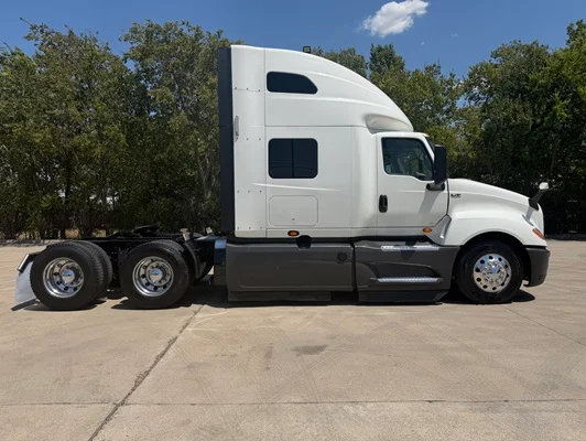 2022 International LT in Fort Worth, TX — photo 13