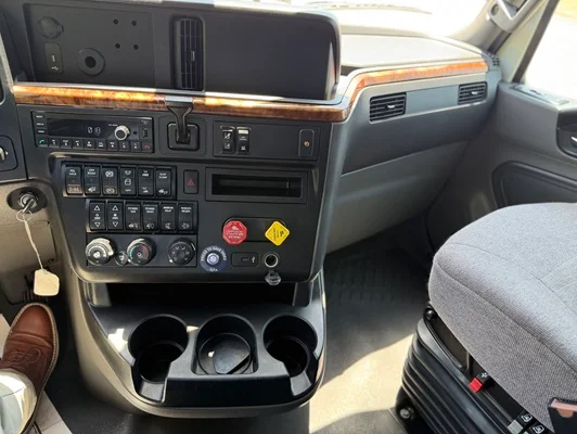 2022 International LT in Fort Worth, TX — photo 7