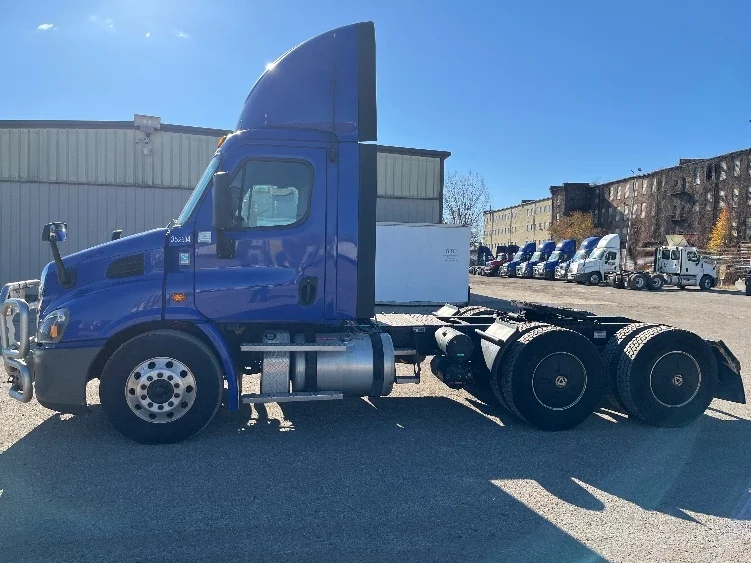 2020 Freightliner Cascadia in Elkhart, IN — photo 4