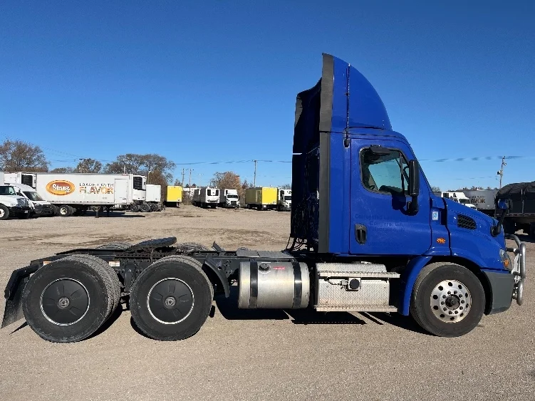 2020 Freightliner Cascadia in Elkhart, IN — photo 8