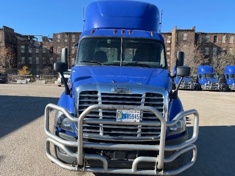 2020 Freightliner Cascadia in Elkhart, IN — photo 2