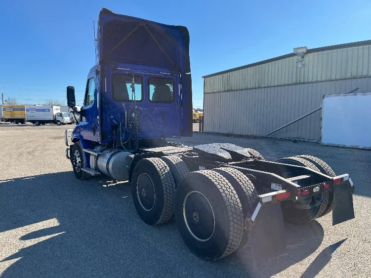 2020 Freightliner Cascadia in Elkhart, IN — photo 5