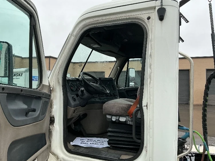 2018 Freightliner Cascadia - image 9