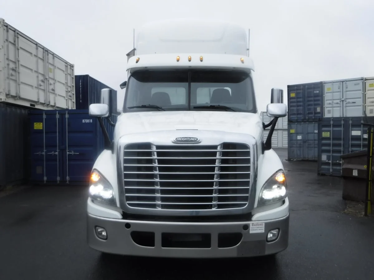 2018 Freightliner Cascadia - image 2