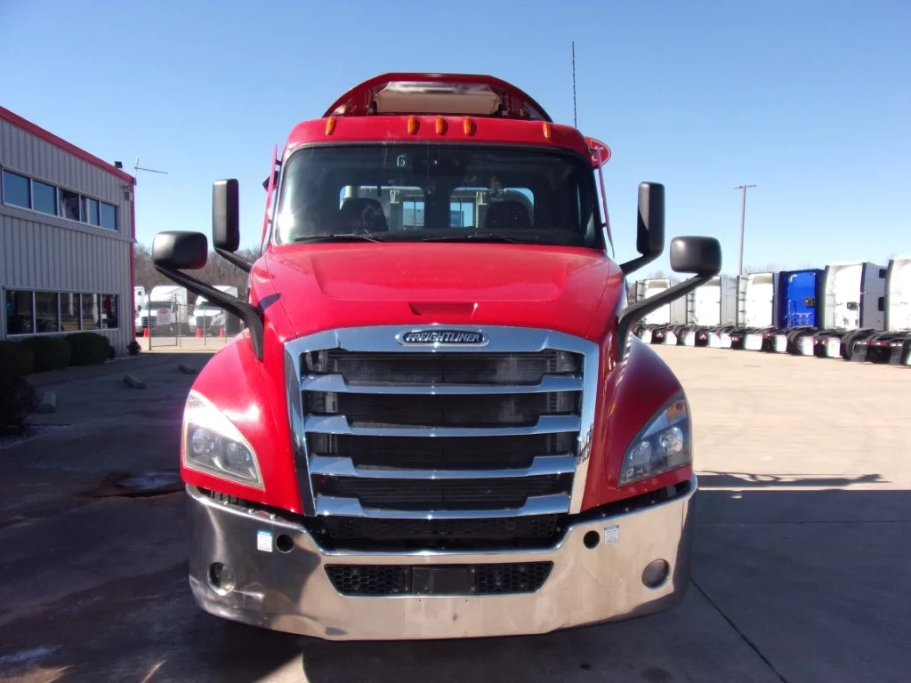 2021 Freightliner Cascadia - image 2