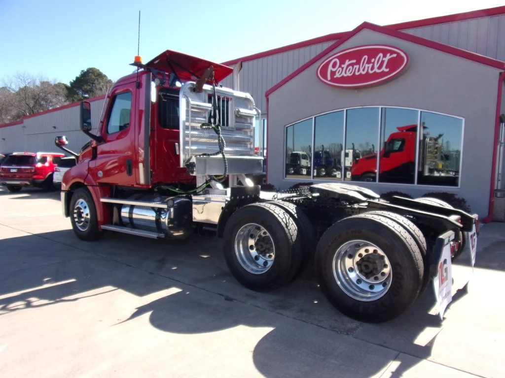 2021 Freightliner Cascadia - image 9