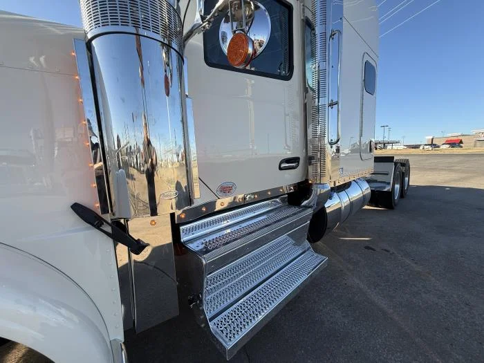 2027 Peterbilt 589 - image 40
