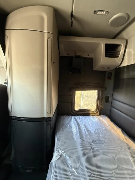 2027 Peterbilt 589 - image 29