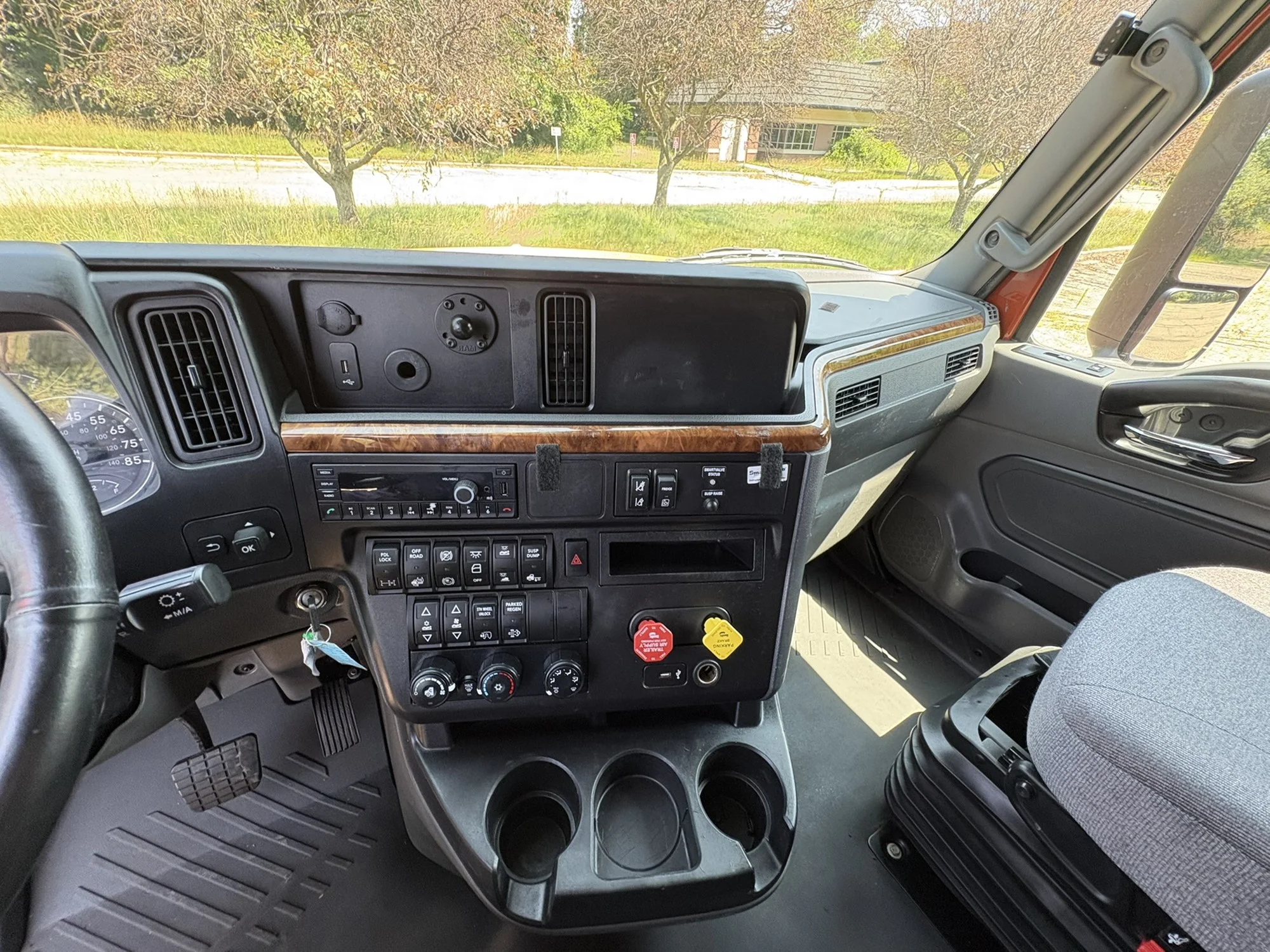 2022 International LT in West Michigan International, MI — photo 15