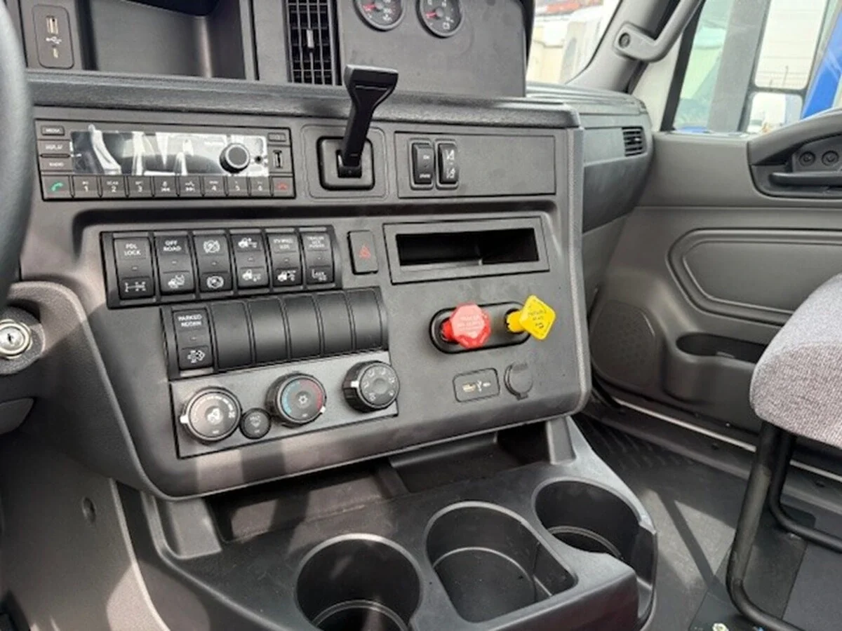 2025 International LT - image 8