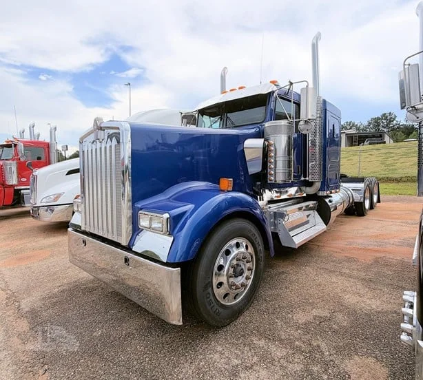 2023 Kenworth W900