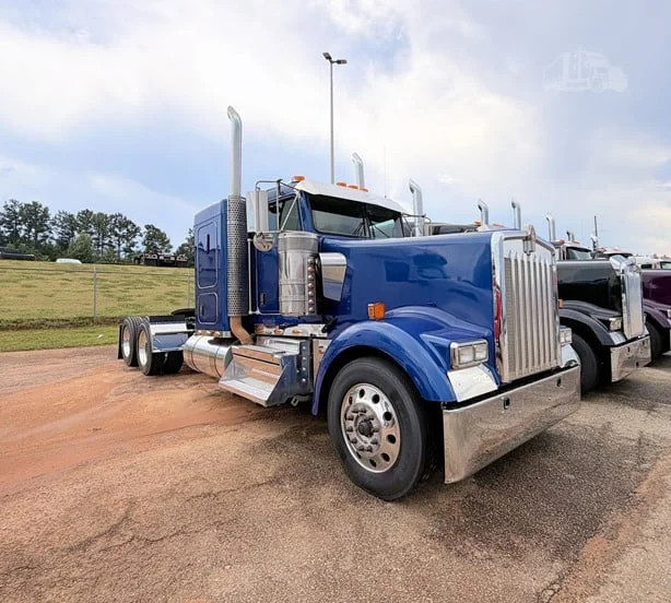 2023 Kenworth W900 in GA — photo 2
