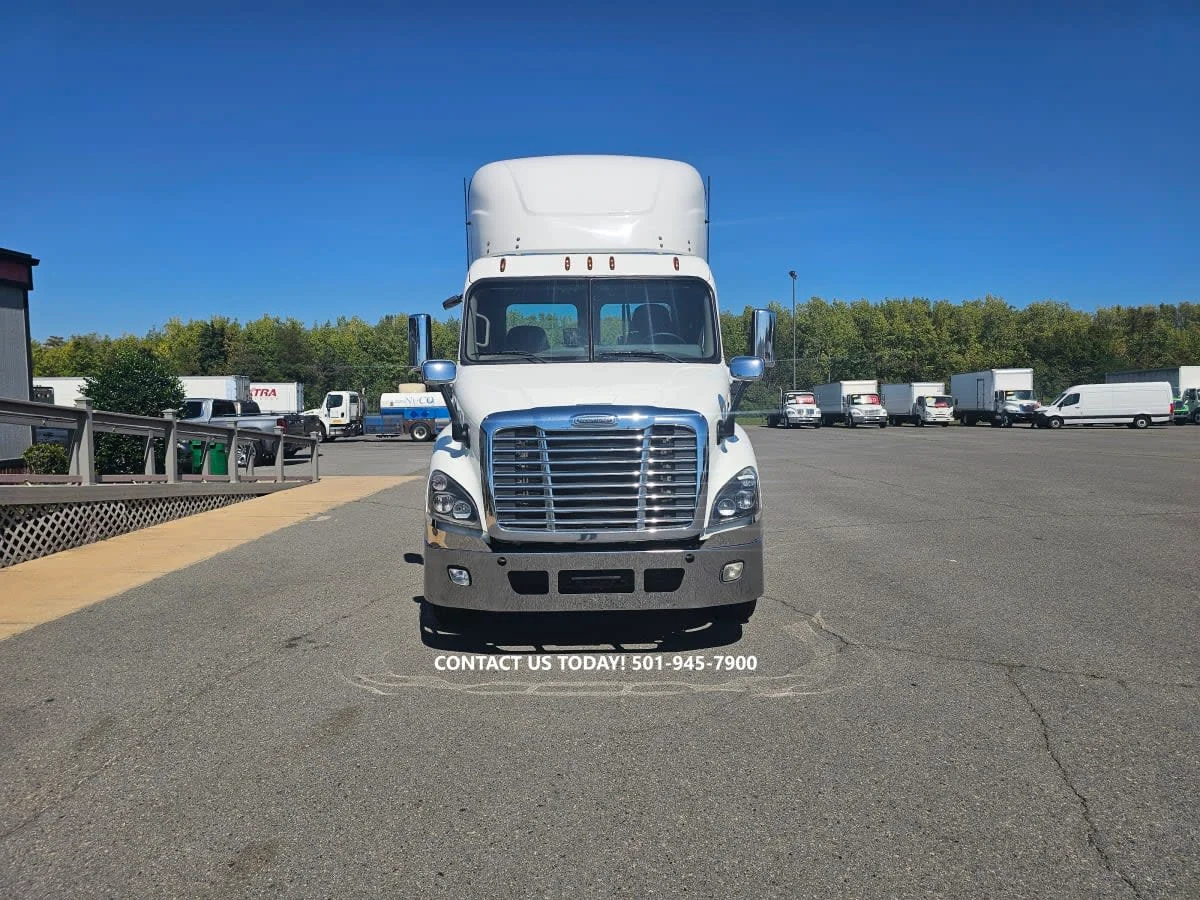2018 Freightliner Cascadia - image 2