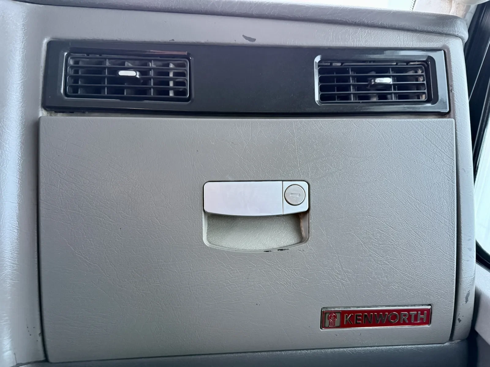 2008 Kenworth T800 - image 19